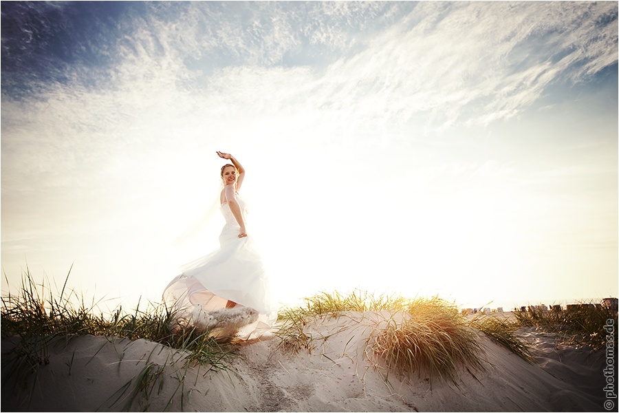 Hochzeitsfotograf Oldenburg: After Wedding Shooting für schöne Hochzeitsportraits am Strand der Nordsee (11)