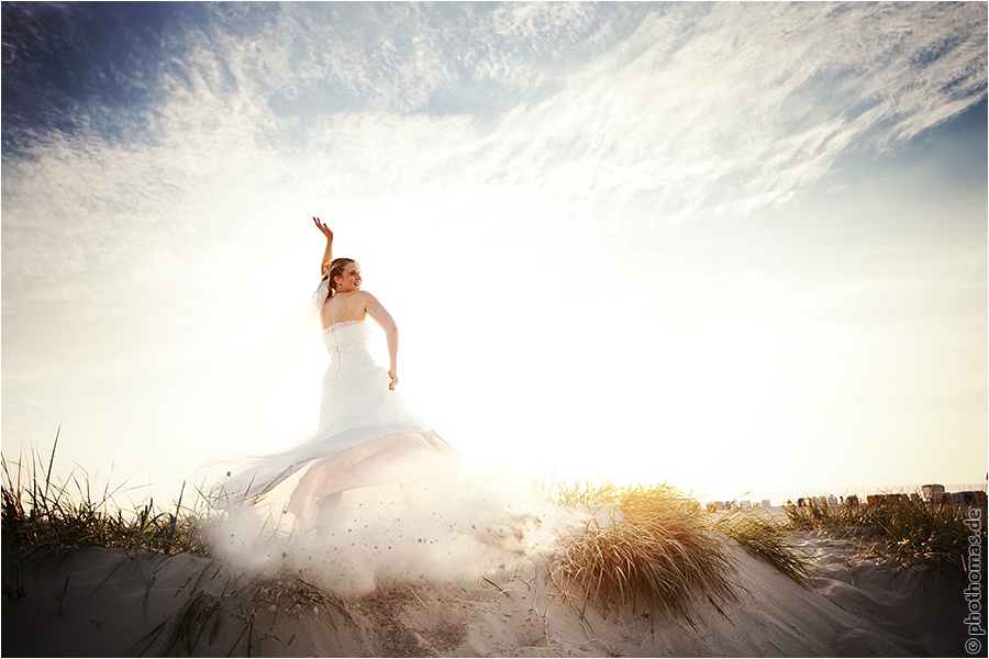 Hochzeitsfotograf Oldenburg: After Wedding Shooting für schöne Hochzeitsportraits am Strand der Nordsee (12)