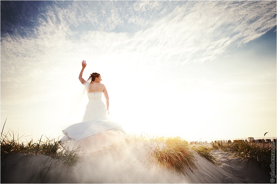 Hochzeitsfotograf Oldenburg: After Wedding Shooting für schöne Hochzeitsportraits am Strand der Nordsee (13)