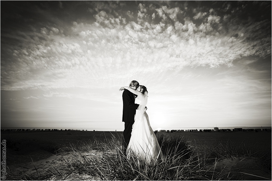 Hochzeitsfotograf Oldenburg: After Wedding Shooting für schöne Hochzeitsportraits am Strand der Nordsee (14)