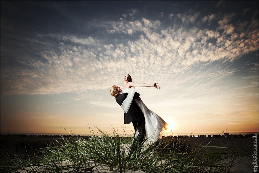 Hochzeitsfotograf Oldenburg: After Wedding Shooting für schöne Hochzeitsportraits am Strand der Nordsee (16)