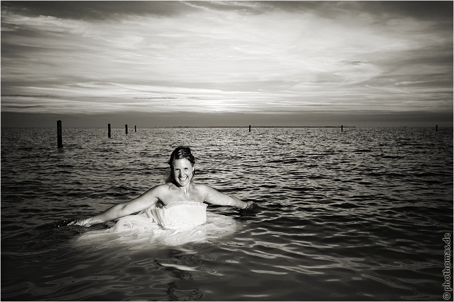 Hochzeitsfotograf Oldenburg: After Wedding Shooting für schöne Hochzeitsportraits am Strand der Nordsee (21)