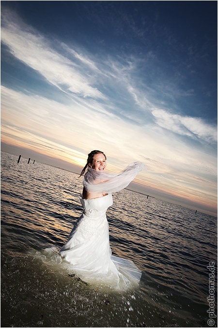 Hochzeitsfotograf Oldenburg: After Wedding Shooting für schöne Hochzeitsportraits am Strand der Nordsee (22)