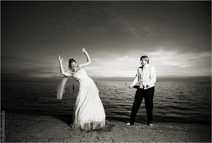 Hochzeitsfotograf Oldenburg: After Wedding Shooting für schöne Hochzeitsportraits am Strand der Nordsee (24)