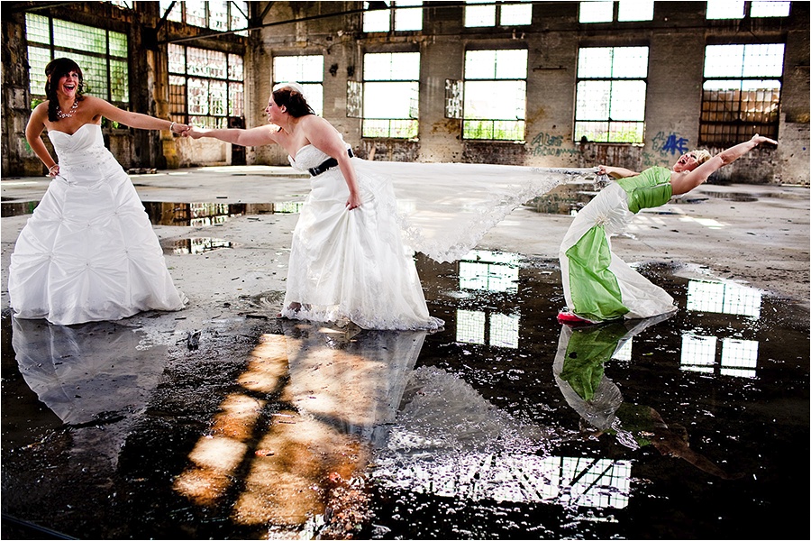 Hochzeitsfotograf Fulda: Trash the Dress mit mehreren Bräuten im Schwimmbad (2)