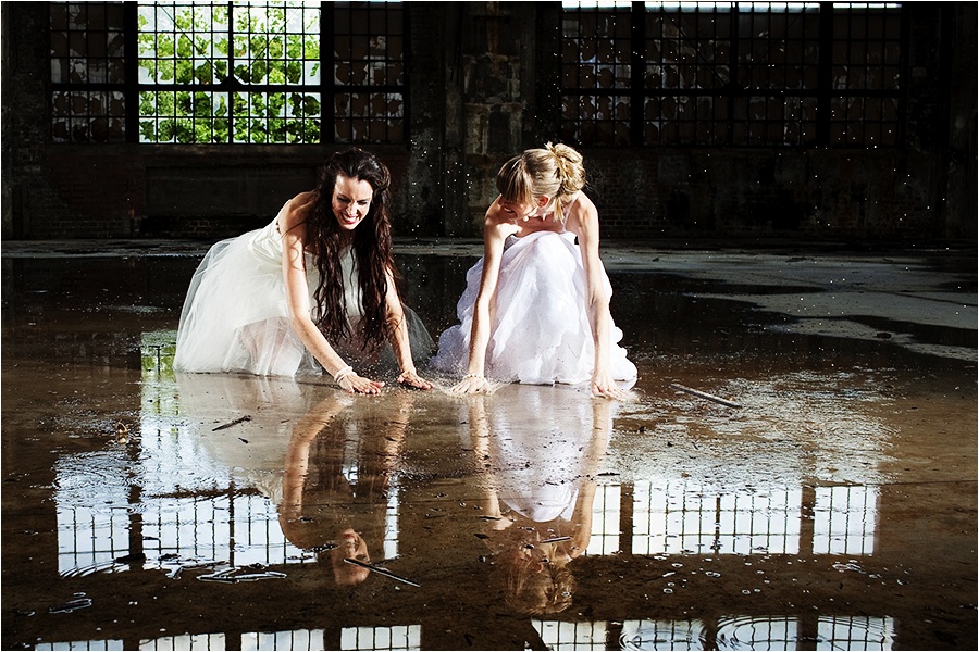 Hochzeitsfotograf Fulda: Trash the Dress mit mehreren Bräuten im Schwimmbad (5)