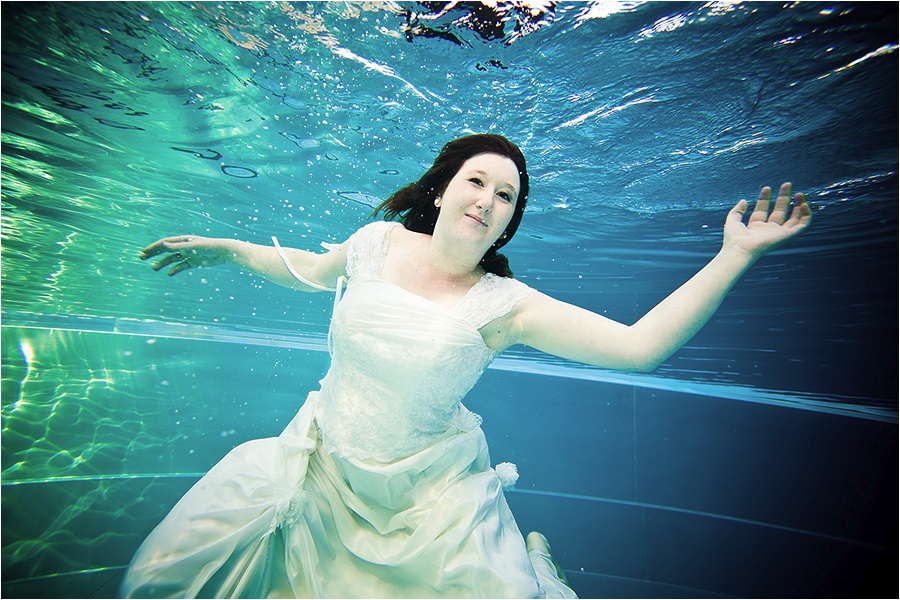 Hochzeitsfotograf Fulda: Trash the Dress mit mehreren Bräuten im Schwimmbad (14)