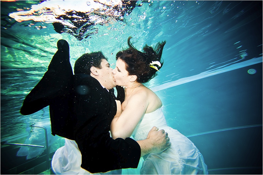 Hochzeitsfotograf Fulda: Trash the Dress mit mehreren Bräuten im Schwimmbad (15)