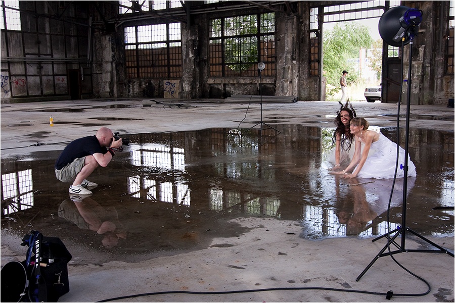 Hochzeitsfotograf Fulda: Trash the Dress mit mehreren Bräuten im Schwimmbad (16)