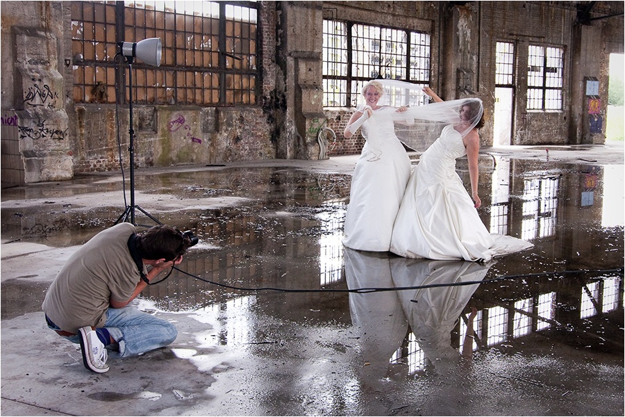 Hochzeitsfotograf Fulda: Trash the Dress mit mehreren Bräuten im Schwimmbad (17)