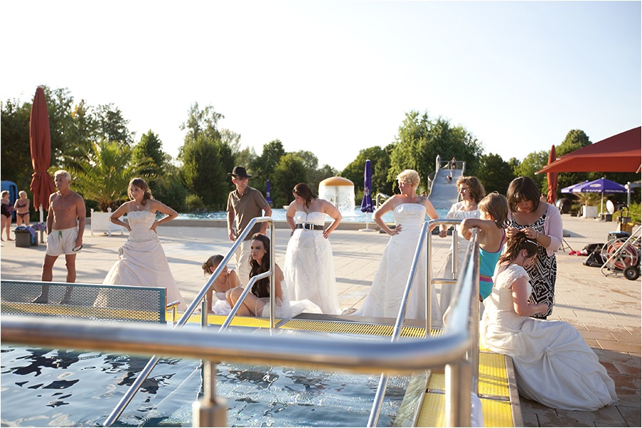 Hochzeitsfotograf Fulda: Trash the Dress mit mehreren Bräuten im Schwimmbad (19)