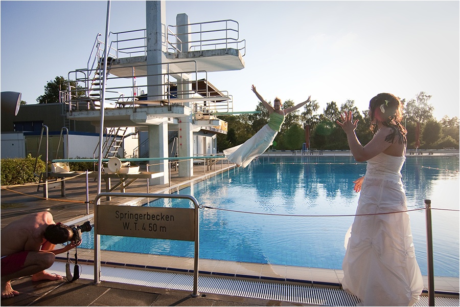 Hochzeitsfotograf Fulda: Trash the Dress mit mehreren Bräuten im Schwimmbad (20)