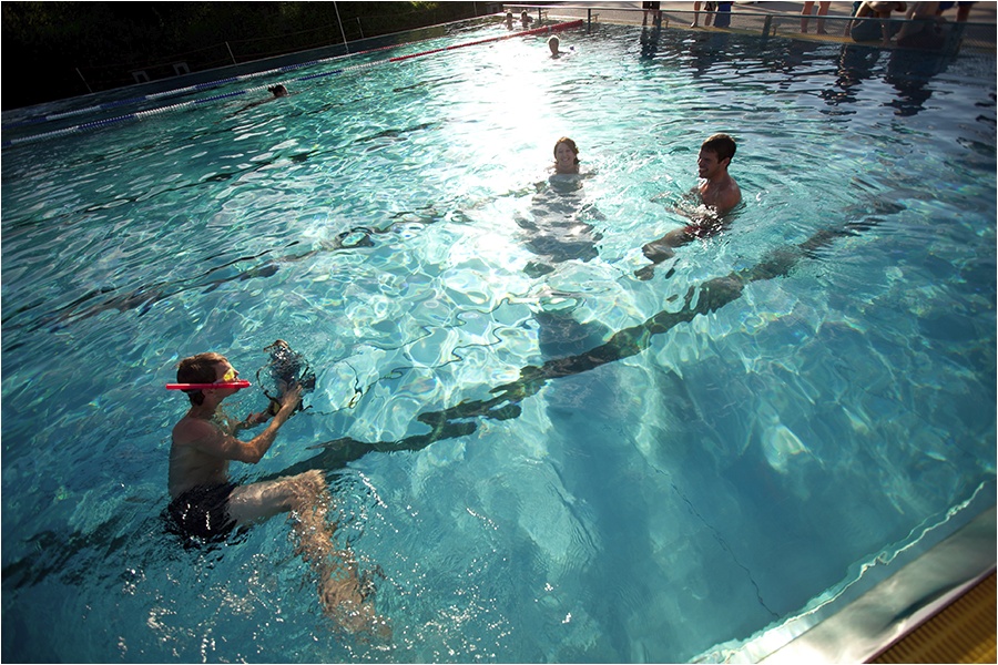 Hochzeitsfotograf Fulda: Trash the Dress mit mehreren Bräuten im Schwimmbad (21)