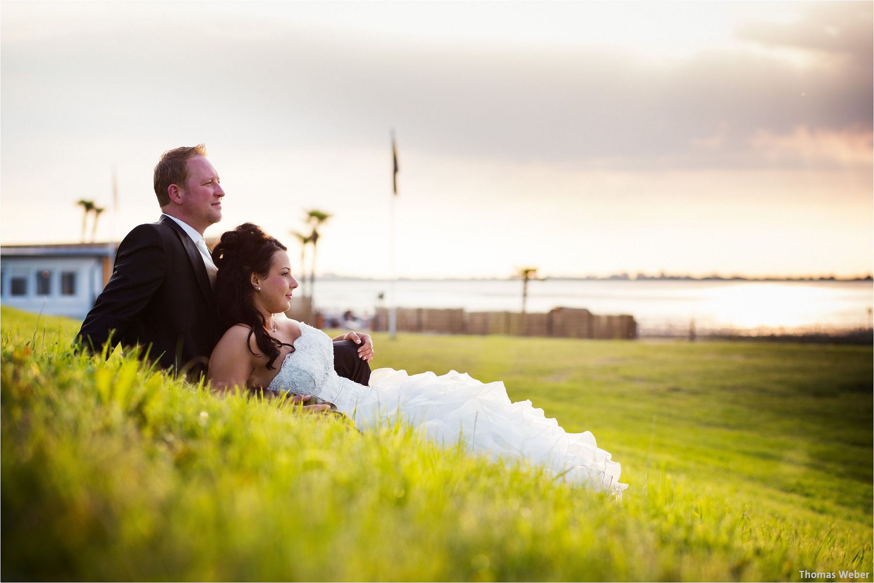 Hochzeitsfotograf Oldenburg: Hochzeitsportraits bei einem After Wedding Shooting am Nordsee-Strand von Dangast/Varel bei Sonnenuntergang (9)