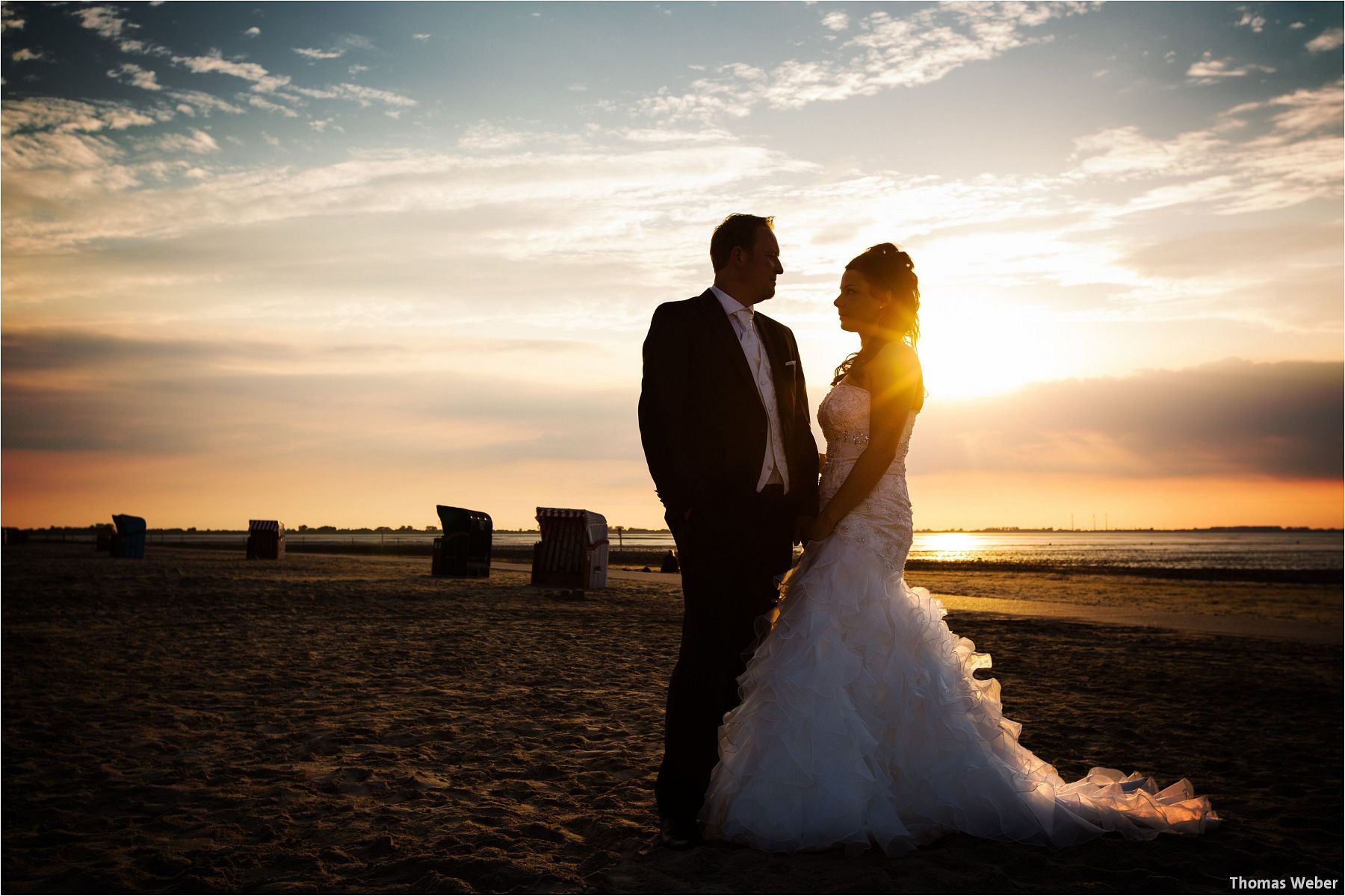 Hochzeitsfotograf Oldenburg: Hochzeitsportraits bei einem After Wedding Shooting am Nordsee-Strand von Dangast/Varel bei Sonnenuntergang (10)