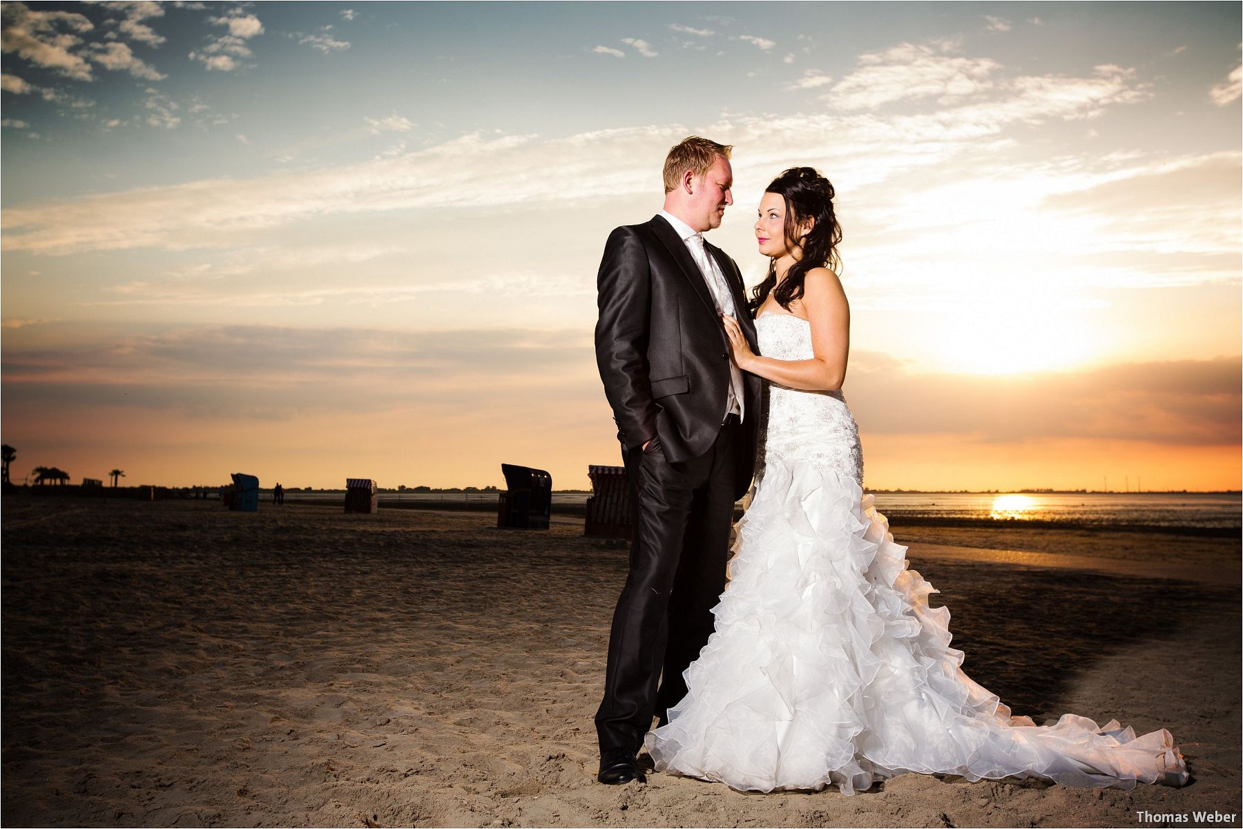 Hochzeitsfotograf Oldenburg: Hochzeitsportraits bei einem After Wedding Shooting am Nordsee-Strand von Dangast/Varel bei Sonnenuntergang (11)