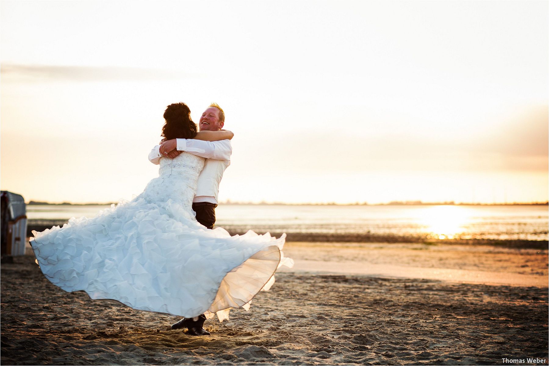 Hochzeitsfotograf Oldenburg: Hochzeitsportraits bei einem After Wedding Shooting am Nordsee-Strand von Dangast/Varel bei Sonnenuntergang (12)