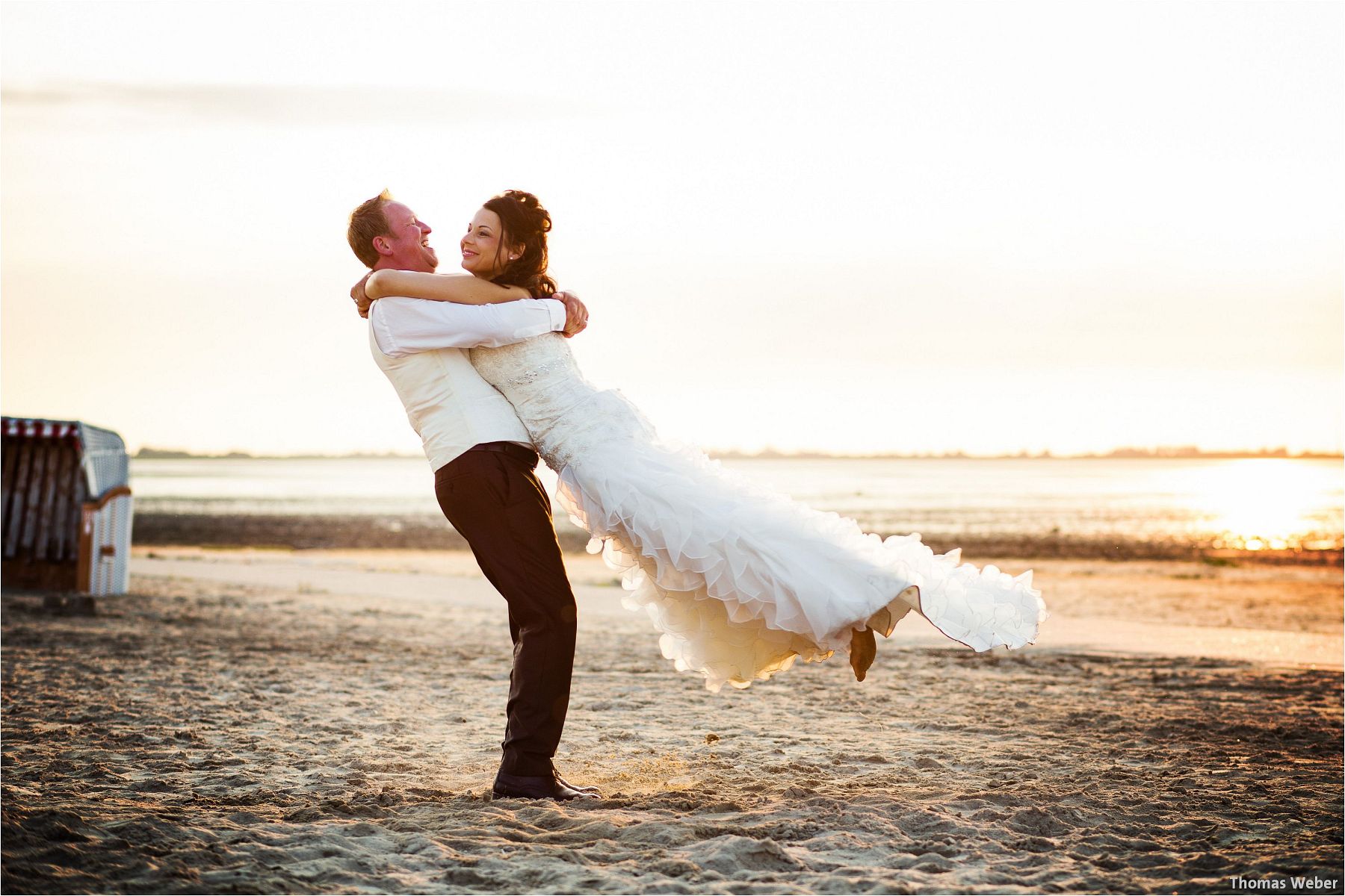 Hochzeitsfotograf Oldenburg: Hochzeitsportraits bei einem After Wedding Shooting am Nordsee-Strand von Dangast/Varel bei Sonnenuntergang (13)