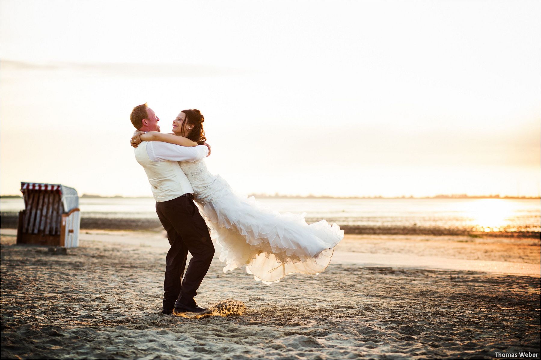 Hochzeitsfotograf Oldenburg: Hochzeitsportraits bei einem After Wedding Shooting am Nordsee-Strand von Dangast/Varel bei Sonnenuntergang (14)