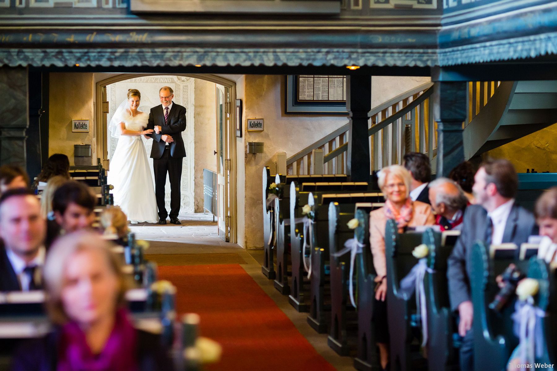 Hochzeitsfotograf Rastede: Kirchliche Trauung in der St. Ulrichs Kirche Rastede und Hochzeitsfeier in der Eventscheune St Georg Rastede mit dem Catering von Michael Niebuhr aus Oldenburg (15)