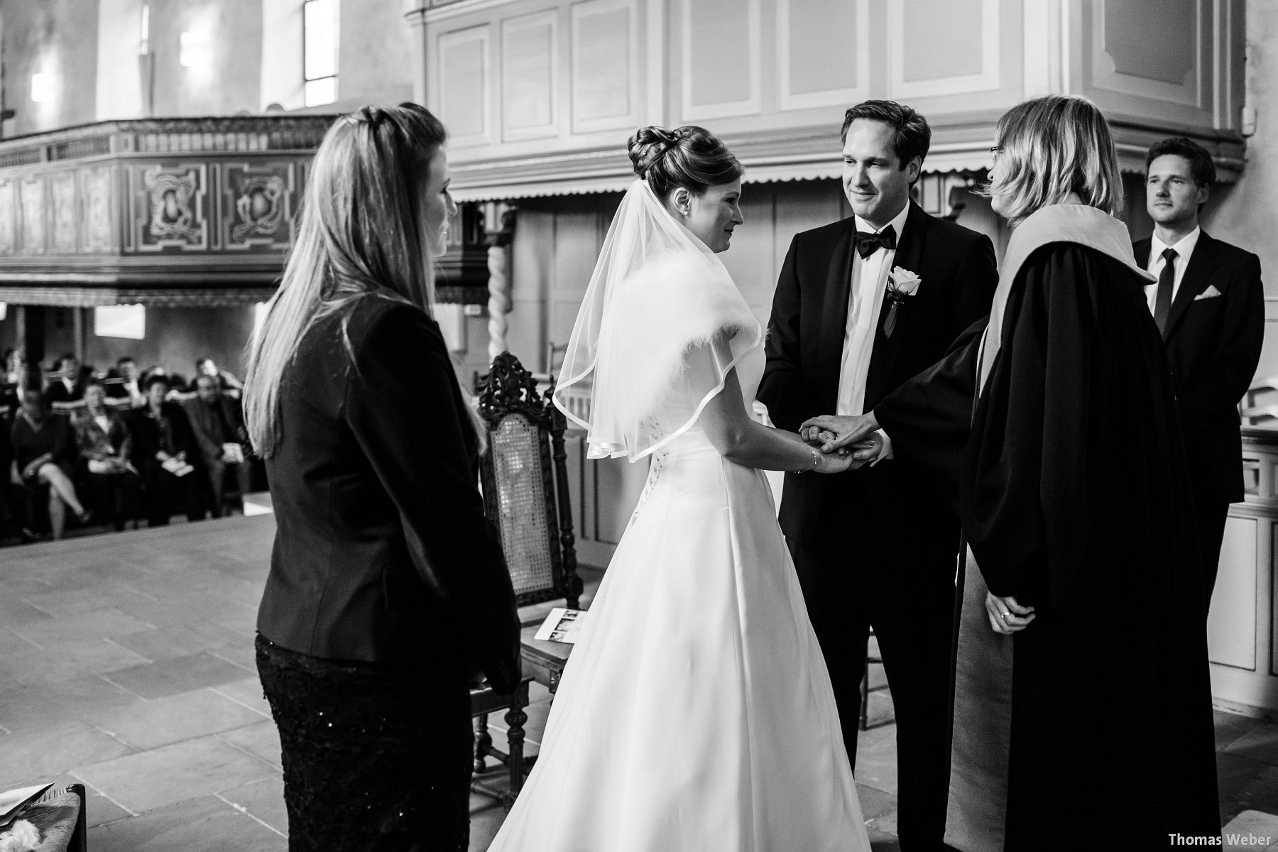 Hochzeitsfotograf Rastede: Kirchliche Trauung in der St. Ulrichs Kirche Rastede und Hochzeitsfeier in der Eventscheune St Georg Rastede mit dem Catering von Michael Niebuhr aus Oldenburg (28)