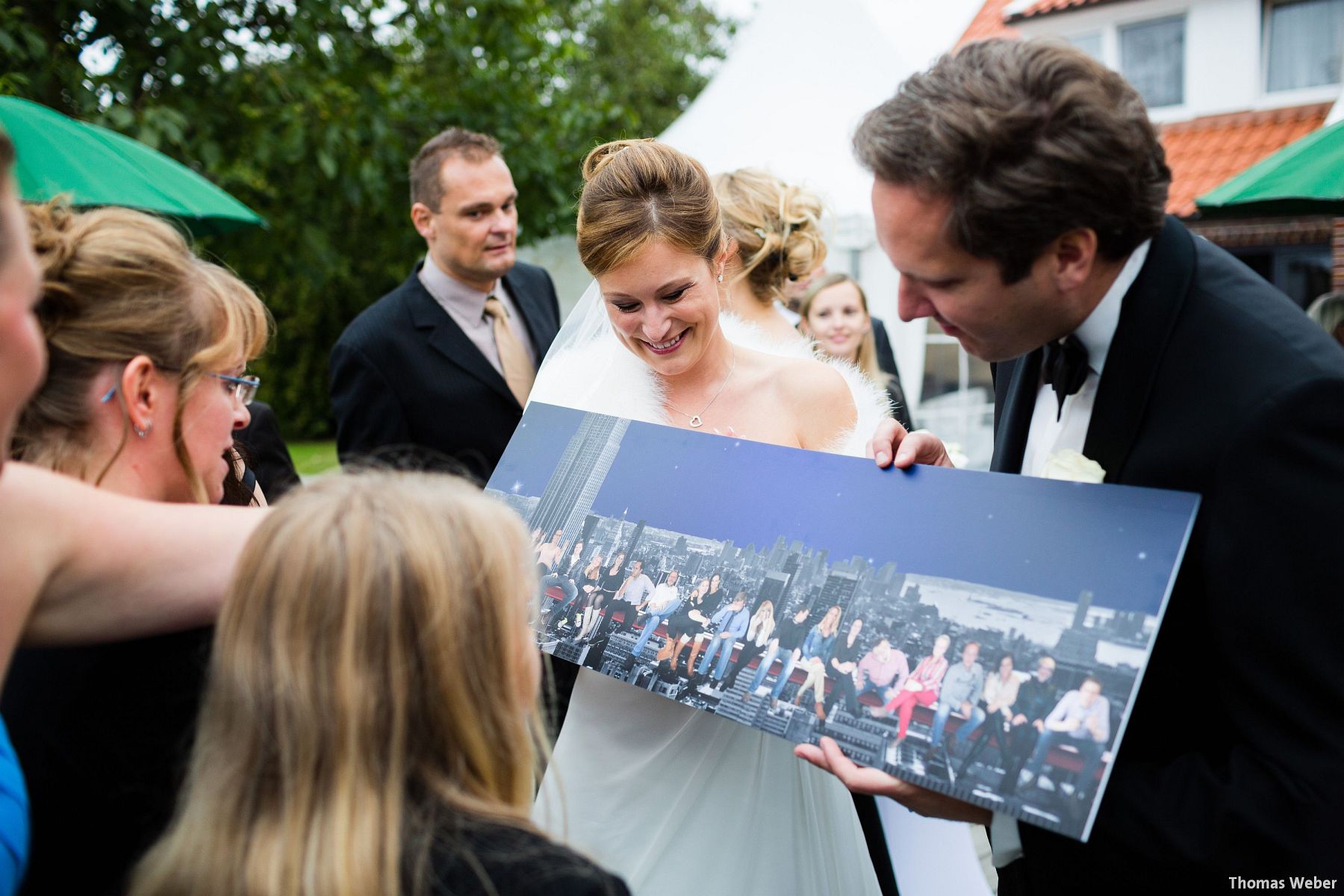 Hochzeitsfotograf Rastede: Kirchliche Trauung in der St. Ulrichs Kirche Rastede und Hochzeitsfeier in der Eventscheune St Georg Rastede mit dem Catering von Michael Niebuhr aus Oldenburg (42)