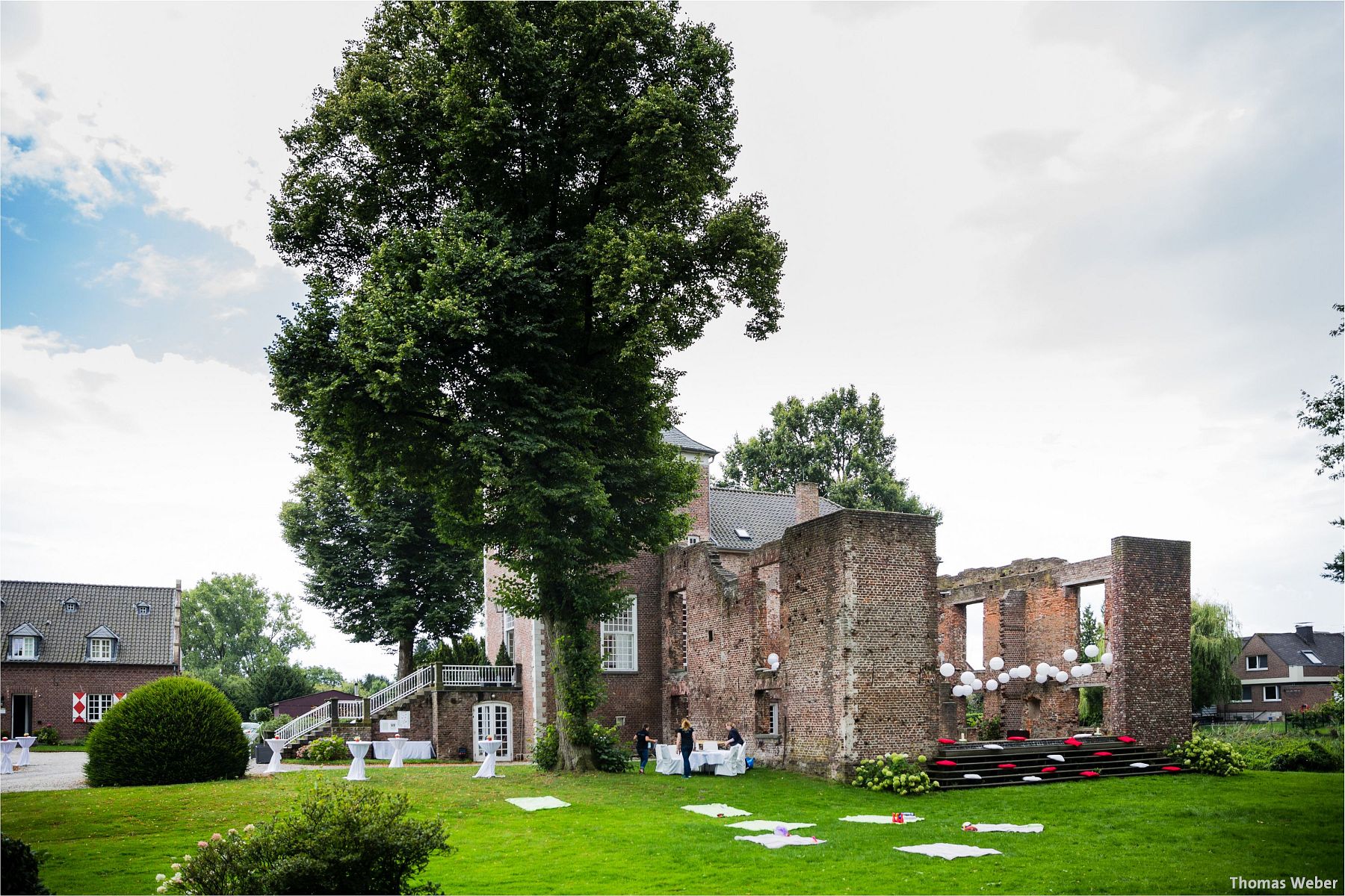 Hochzeitsfotograf Thomas Weber für eine freie Trauung und Hochzeitsfeier in der Schlossruine Hertefeld in Weeze