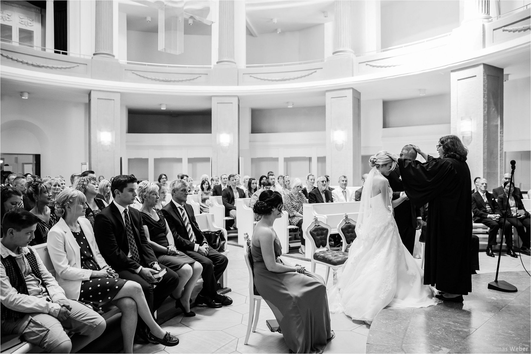 Hochzeitsfotograf Thomas Weber aus Oldenburg: Hochzeitsreportage und Hochzeitsfotos der standesamtlichen Trauung im Schloss Oldenburg, kirchlichen Hochzeit in der Lambertikirche Oldenburg und Hochzeitsfeier auf dem Gut Horn Gristede