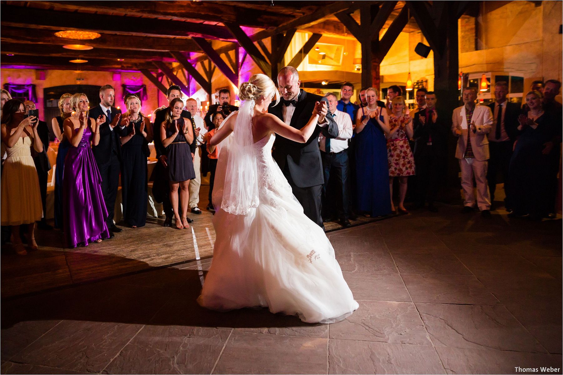 Hochzeitsfotograf Thomas Weber aus Oldenburg: Hochzeitsreportage und Hochzeitsfotos der standesamtlichen Trauung im Schloss Oldenburg, kirchlichen Hochzeit in der Lambertikirche Oldenburg und Hochzeitsfeier auf dem Gut Horn Gristede