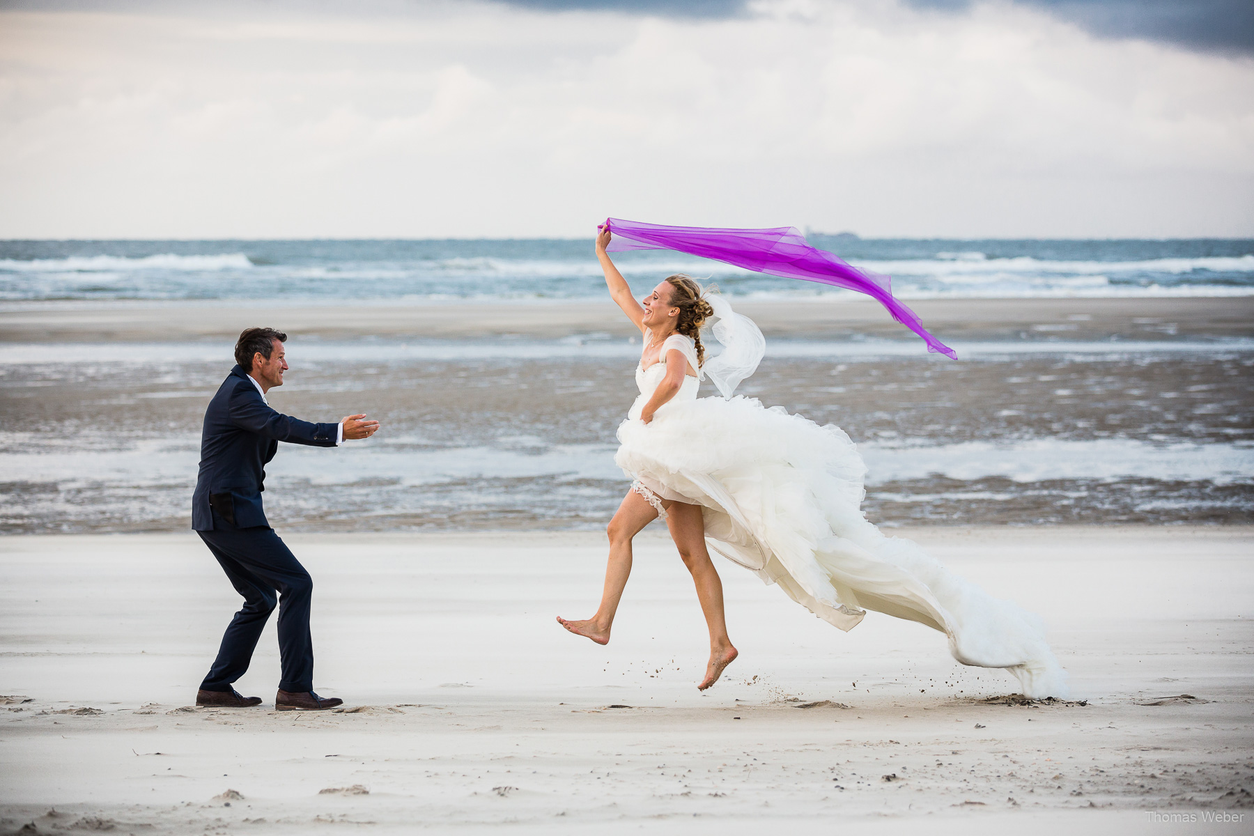 Hochzeitsfotograf auf Wangerooge, Hochzeitsfotos mit Brautkleid am Strand, Hochzeitsfotograf Thomas Weber aus Oldenburg