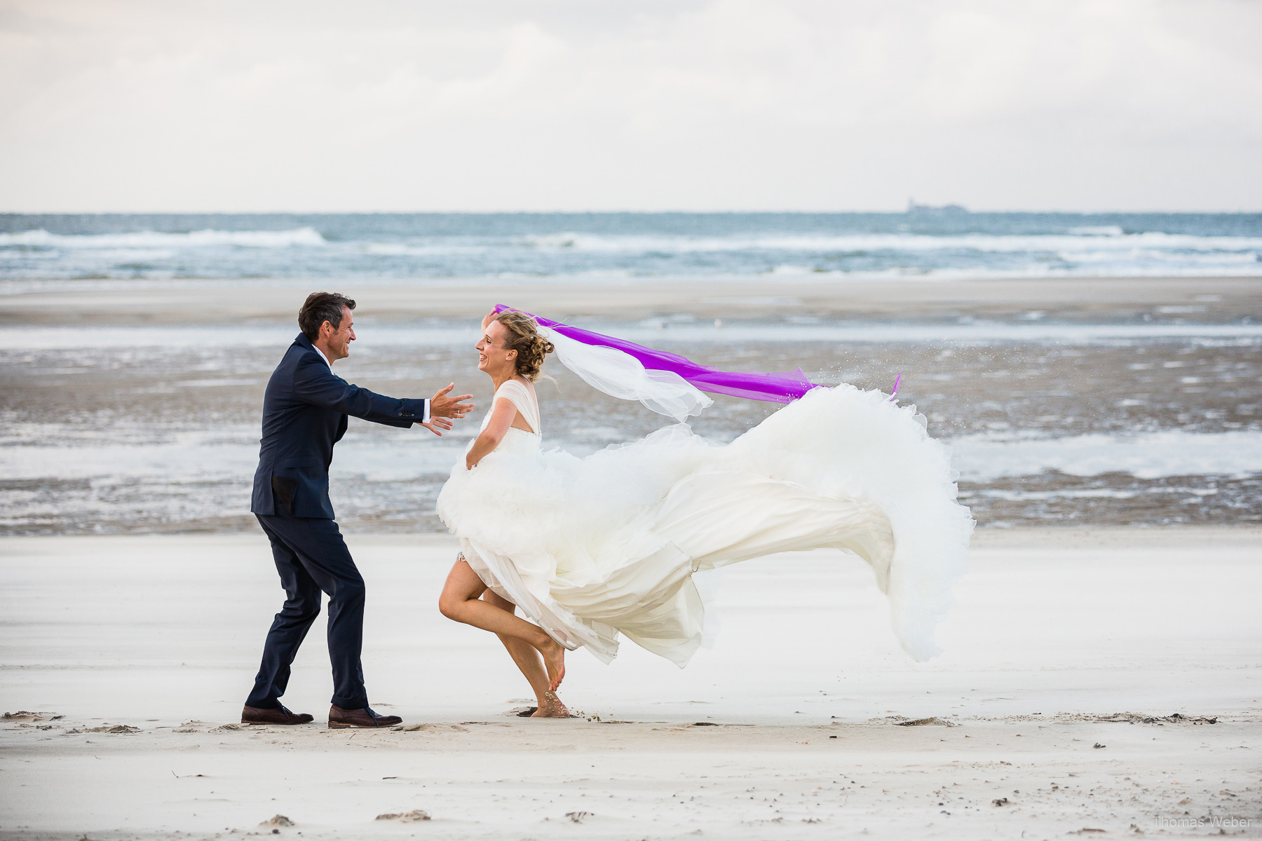 Hochzeitsfotograf auf Wangerooge, Hochzeitsfotos mit Brautkleid am Strand, Hochzeitsfotograf Thomas Weber aus Oldenburg