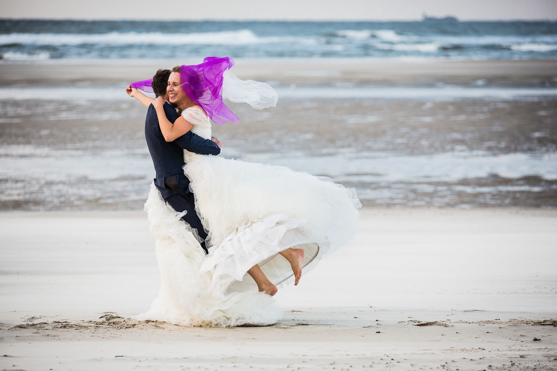 Hochzeitsfotograf auf Wangerooge, Hochzeitsfotos mit Brautkleid am Strand, Hochzeitsfotograf Thomas Weber aus Oldenburg