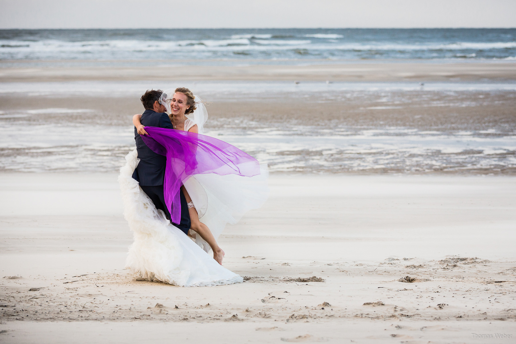 Hochzeitsfotograf auf Wangerooge, Hochzeitsfotos mit Brautkleid am Strand, Hochzeitsfotograf Thomas Weber aus Oldenburg