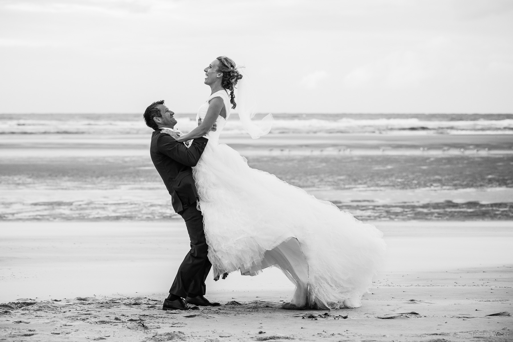 Hochzeitsfotograf auf Wangerooge, Hochzeitsfotos mit Brautkleid am Strand, Hochzeitsfotograf Thomas Weber aus Oldenburg