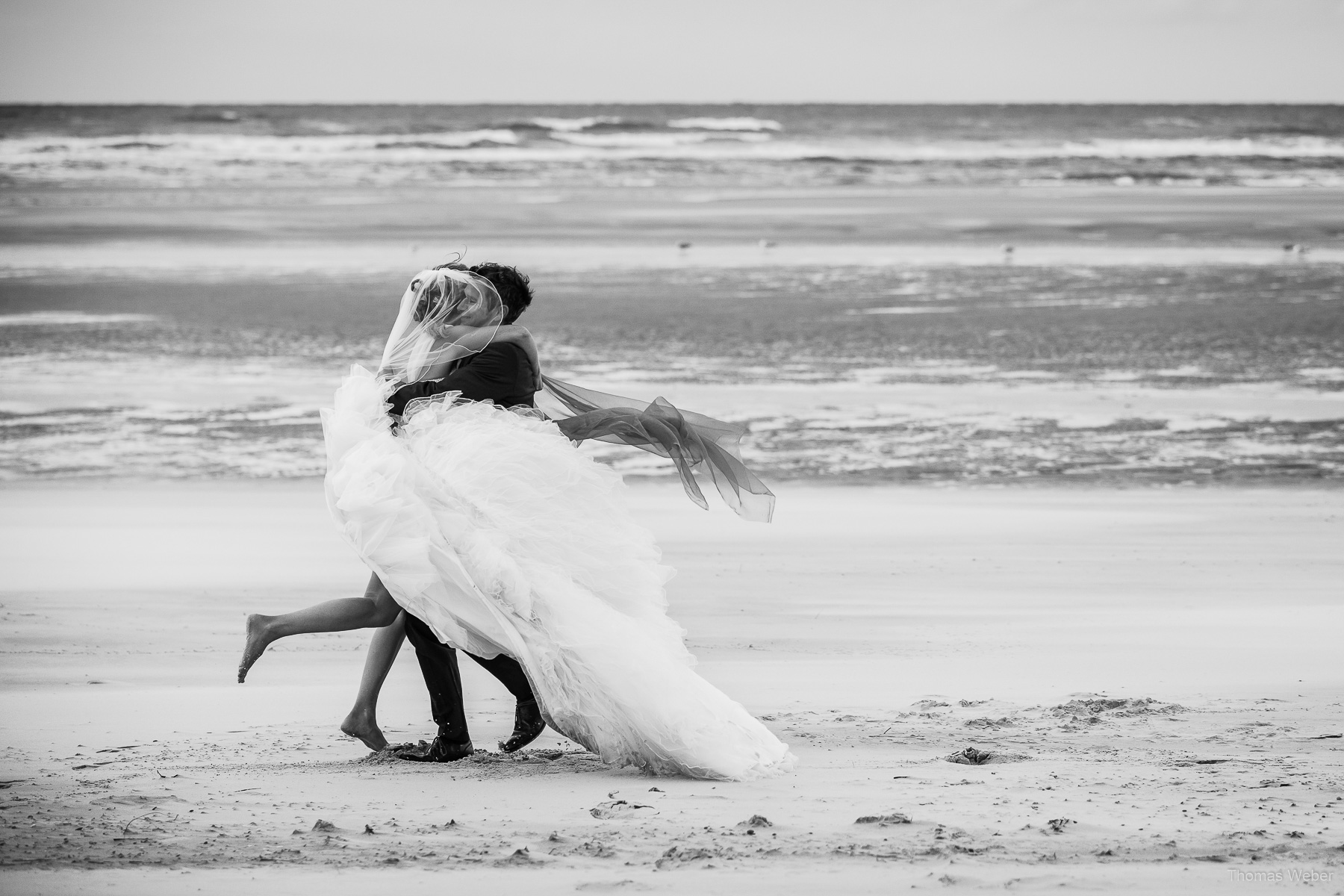 Hochzeitsfotograf auf Wangerooge, Hochzeitsfotos mit Brautkleid am Strand, Hochzeitsfotograf Thomas Weber aus Oldenburg