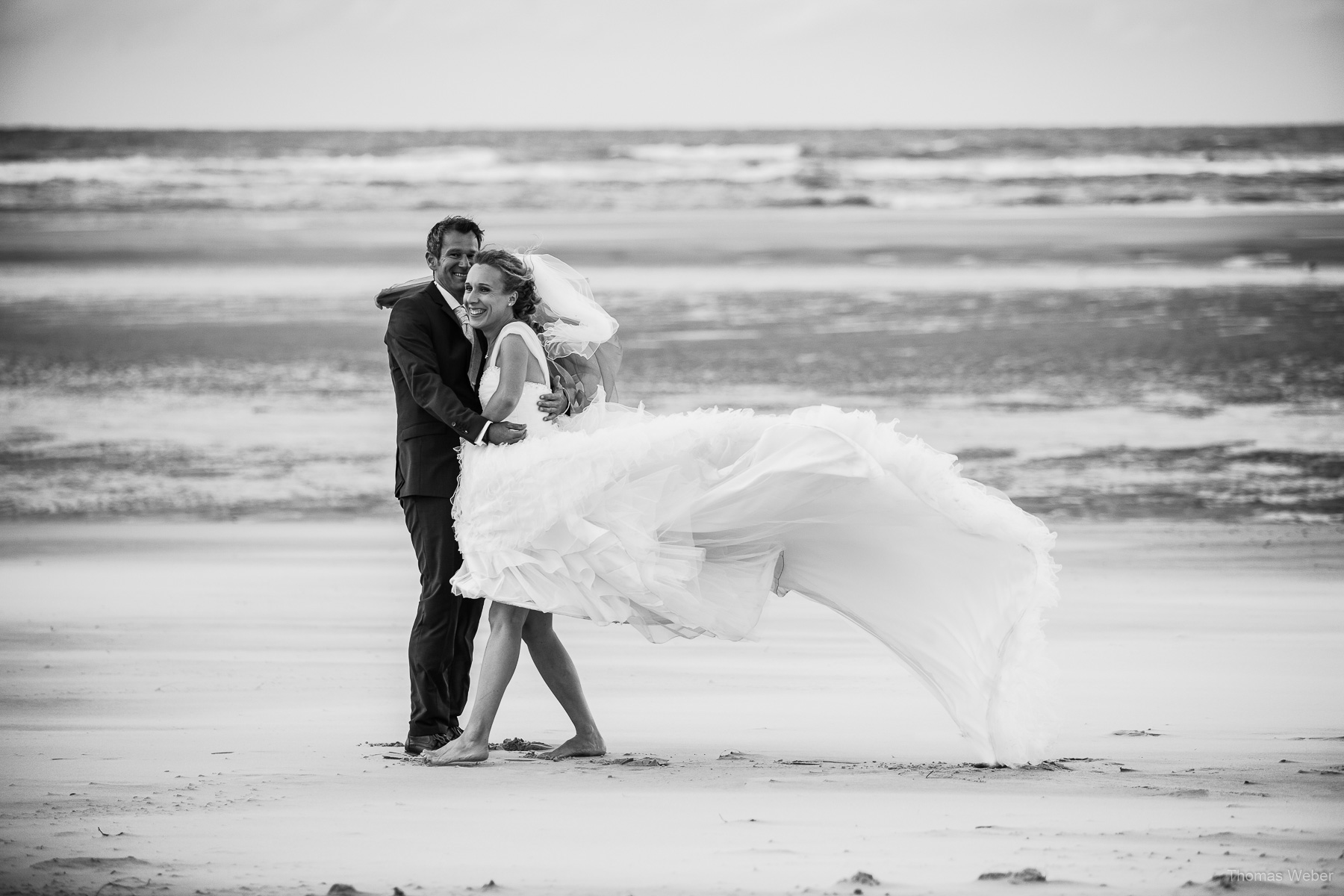 Hochzeitsfotograf auf Wangerooge, Hochzeitsfotos mit Brautkleid am Strand, Hochzeitsfotograf Thomas Weber aus Oldenburg