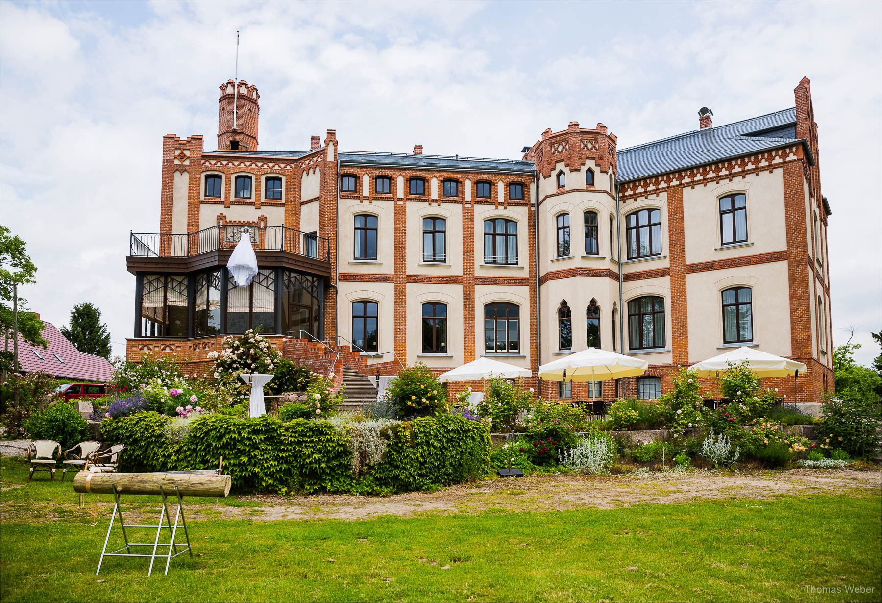 Hochzeitsfotograf bei einer Hochzeit auf Schloss Gamehl an der Ostsee: Die Ankleide der Braut