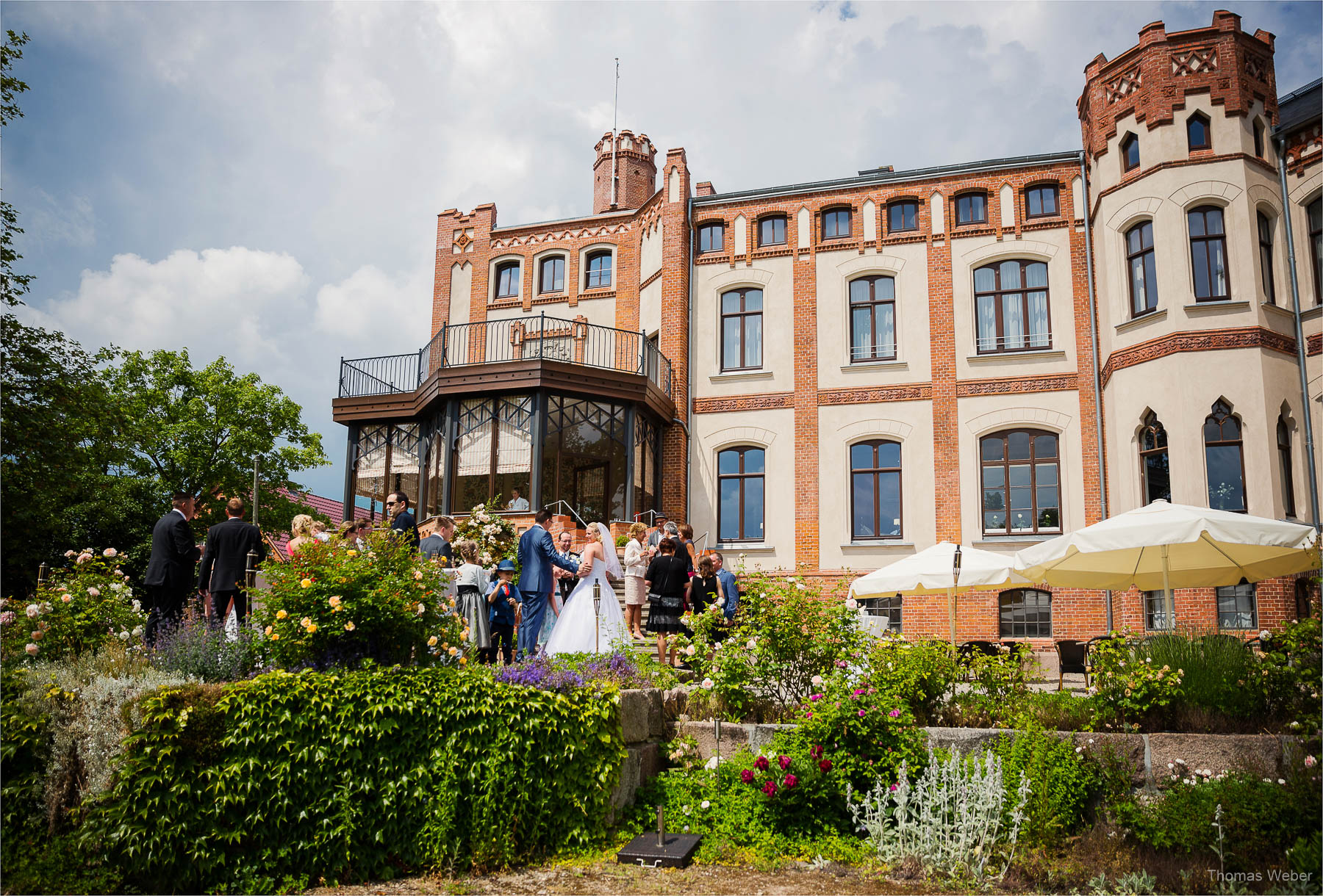 Hochzeitsfotograf bei einer Hochzeit auf Schloss Gamehl an der Ostsee: Gratulationen und Spiele der Hochzeitsgäste