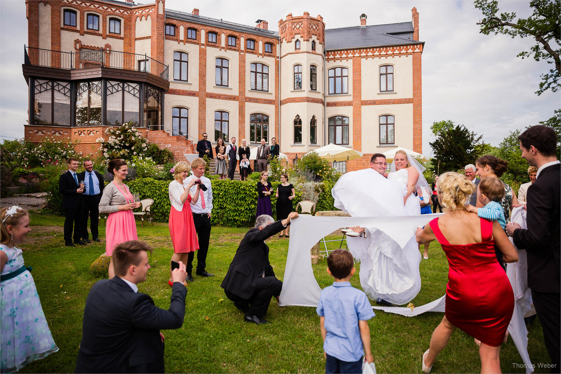 Hochzeitsfotograf bei einer Hochzeit auf Schloss Gamehl an der Ostsee: Gratulationen und Spiele der Hochzeitsgäste