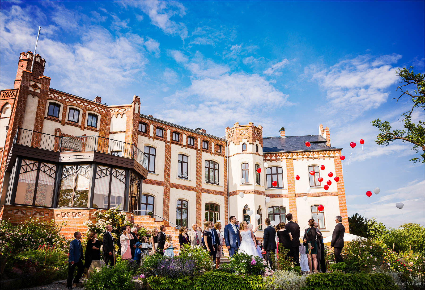 Hochzeitsfotograf bei einer Hochzeit auf Schloss Gamehl an der Ostsee: Gratulationen und Spiele der Hochzeitsgäste