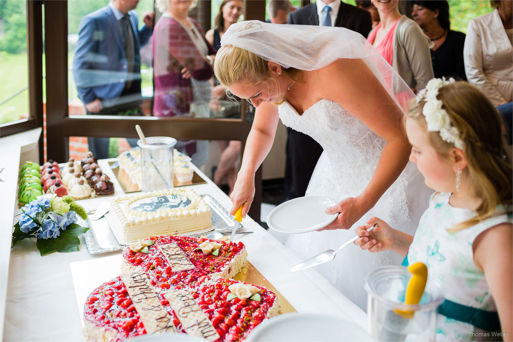 Hochzeitsfotograf bei einer Hochzeit auf Schloss Gamehl an der Ostsee: Hochzeitstorte und Hochzeitsfotos