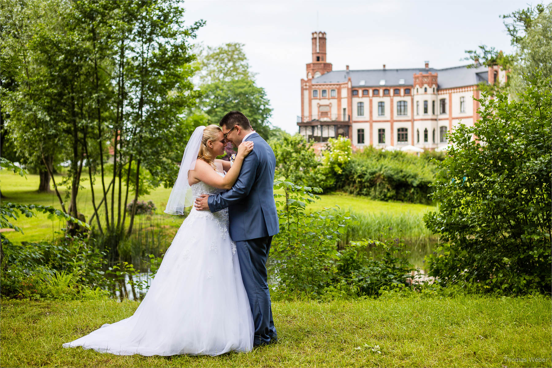 Hochzeitsfotograf bei einer Hochzeit auf Schloss Gamehl an der Ostsee: Hochzeitstorte und Hochzeitsfotos