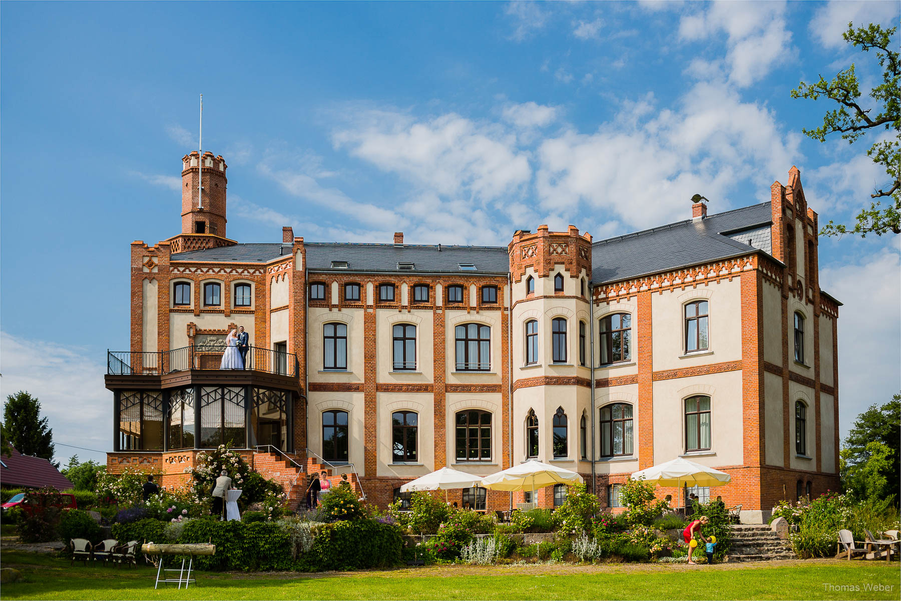 Hochzeitsfotograf bei einer Hochzeit auf Schloss Gamehl an der Ostsee: Hochzeitstorte und Hochzeitsfotos