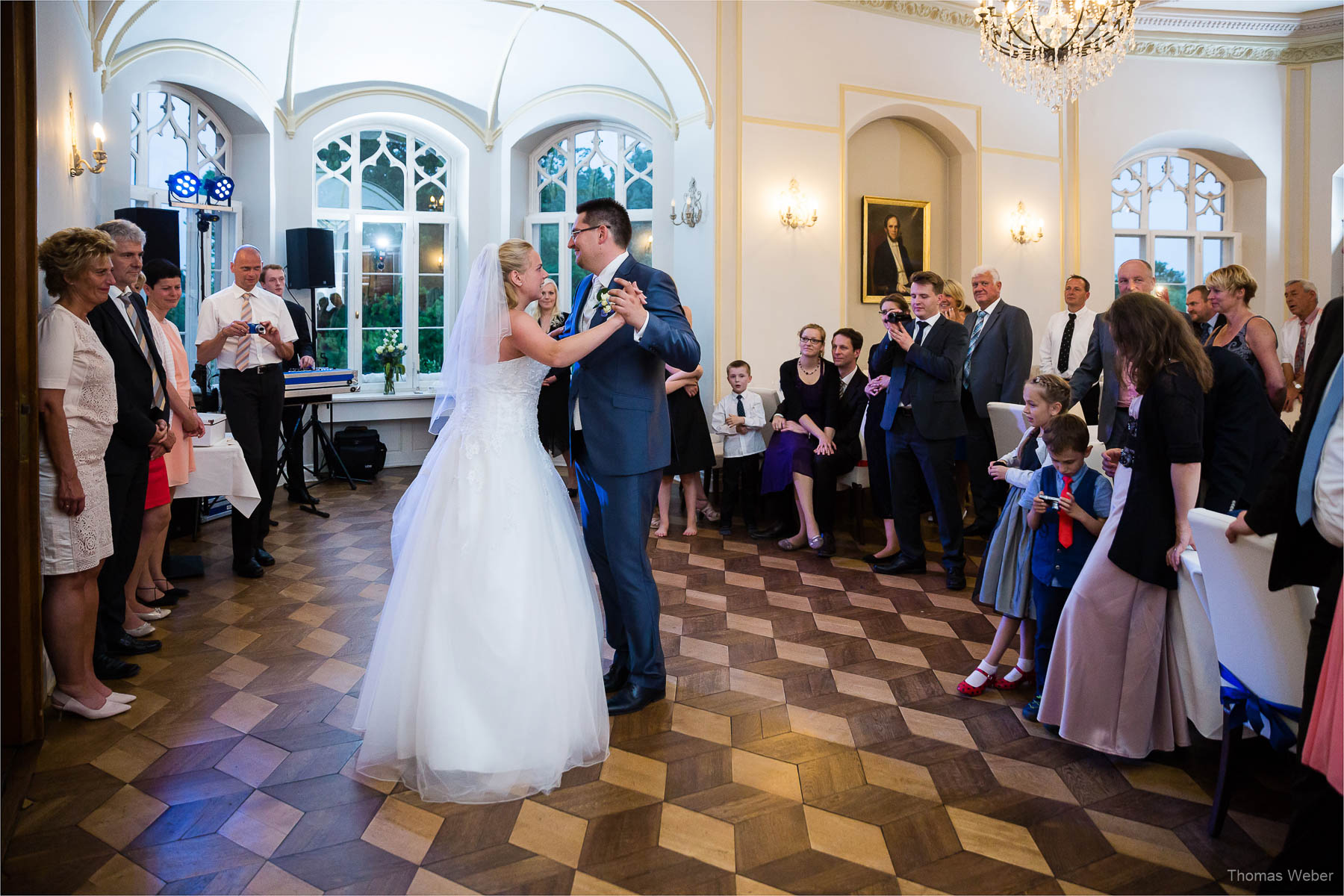 Hochzeitsfotograf bei einer Hochzeit auf Schloss Gamehl an der Ostsee: Hochzeitstanz und Party