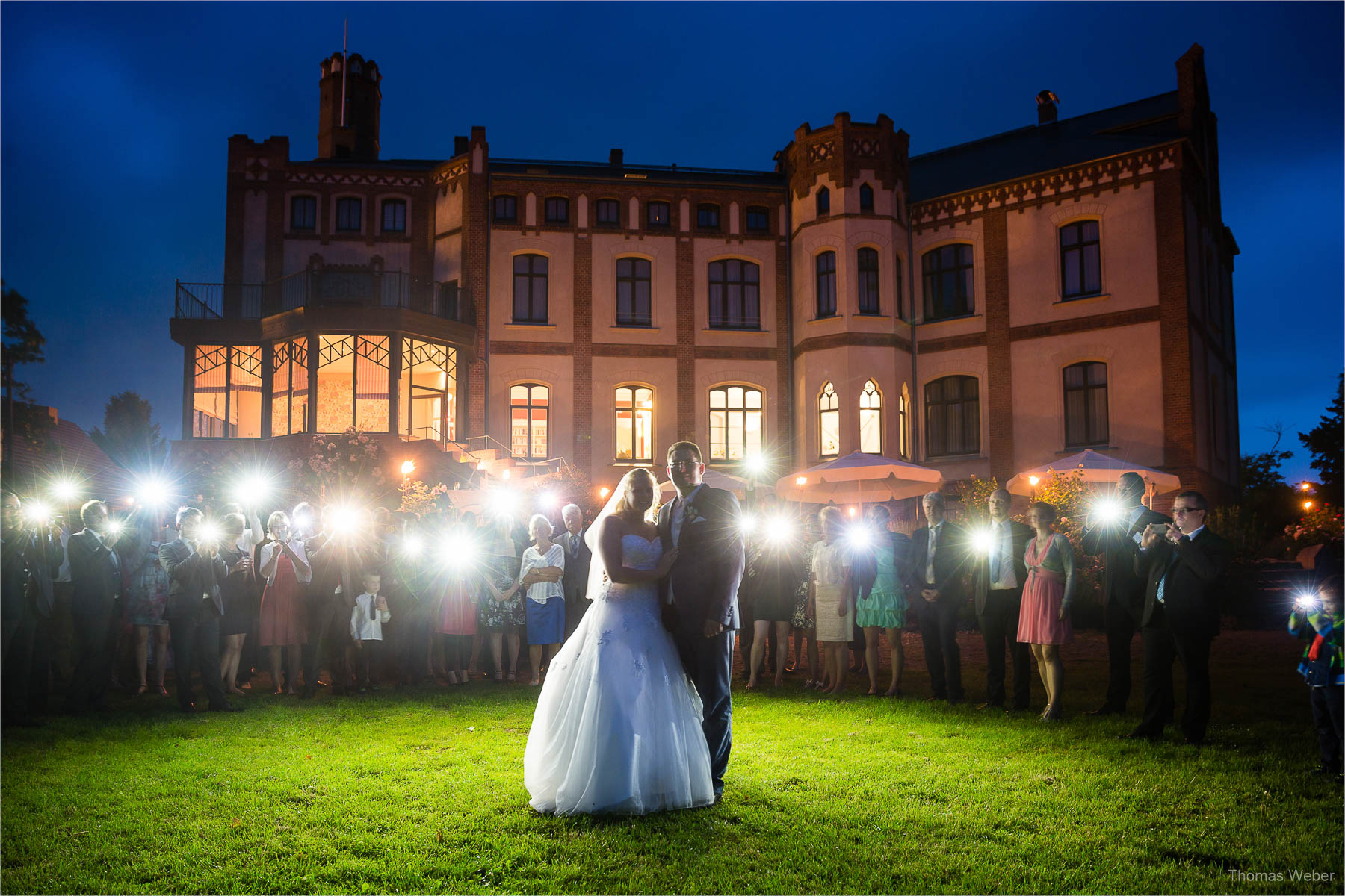 Hochzeitsfotograf bei einer Hochzeit auf Schloss Gamehl an der Ostsee: Feuerwerk zur Hochzeit