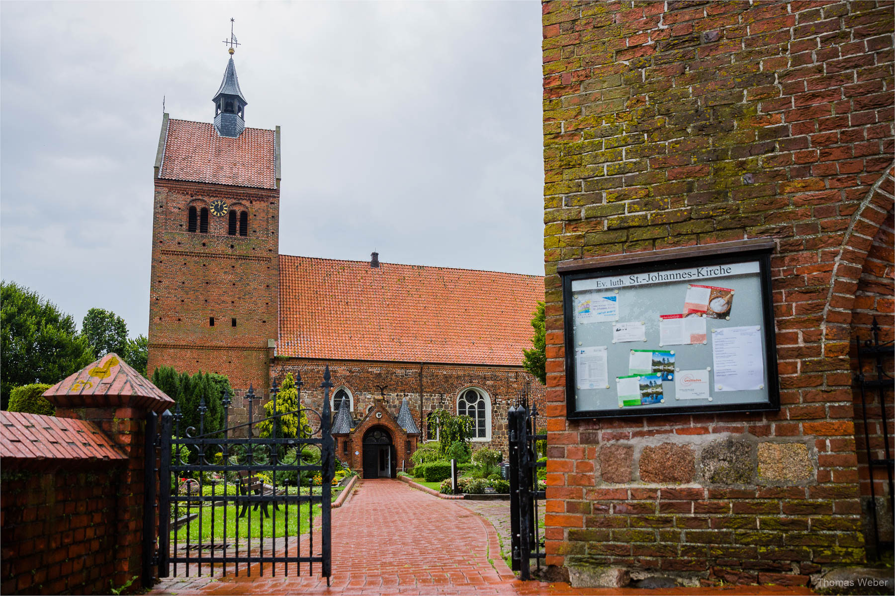 Kirchliche Trauung in der St.-Johannes-Kirche in Bad Zwischenahn, Hochzeitsfotograf Oldenburg, Thomas Weber