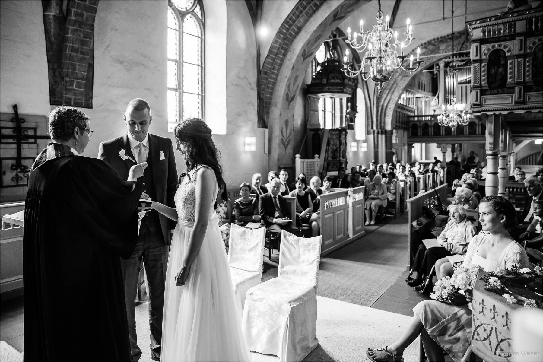 Kirchliche Trauung in der St.-Johannes-Kirche in Bad Zwischenahn, Hochzeitsfotograf Oldenburg, Thomas Weber