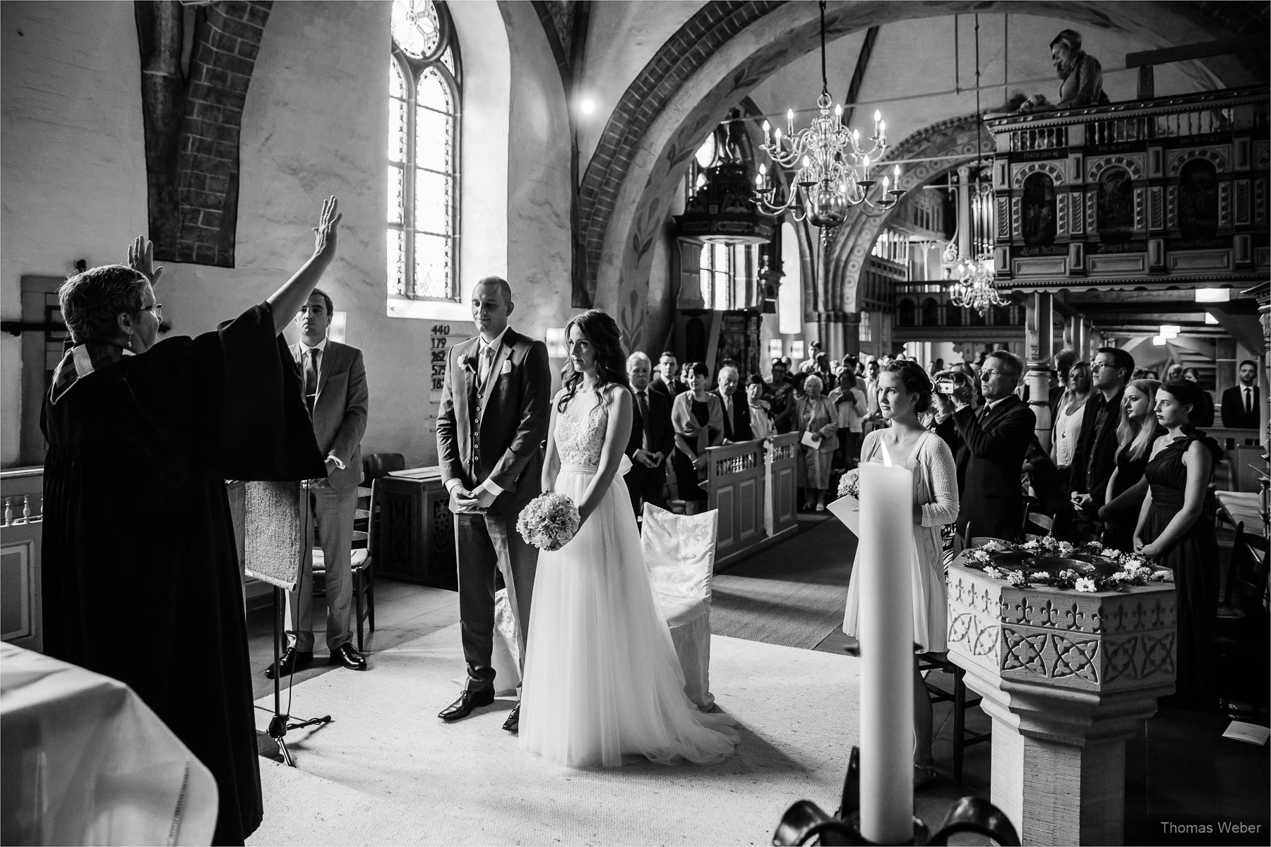 Kirchliche Trauung in der St.-Johannes-Kirche in Bad Zwischenahn, Hochzeitsfotograf Oldenburg, Thomas Weber