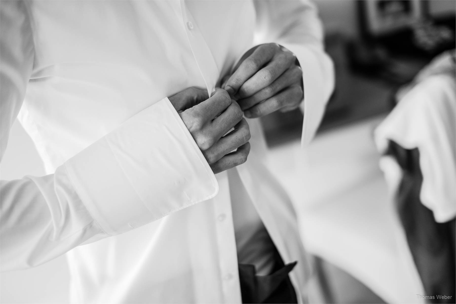 Vorbereitung des Bräutigams auf die Hochzeit, Hochzeitsfotograf Oldenburg, Thomas Weber