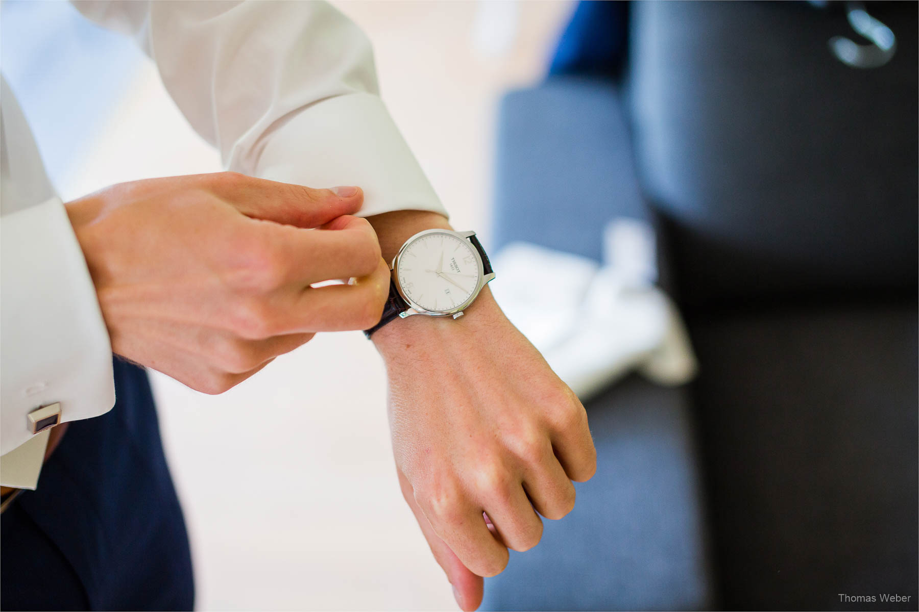 Vorbereitung des Bräutigams auf die Hochzeit, Hochzeitsfotograf Oldenburg, Thomas Weber